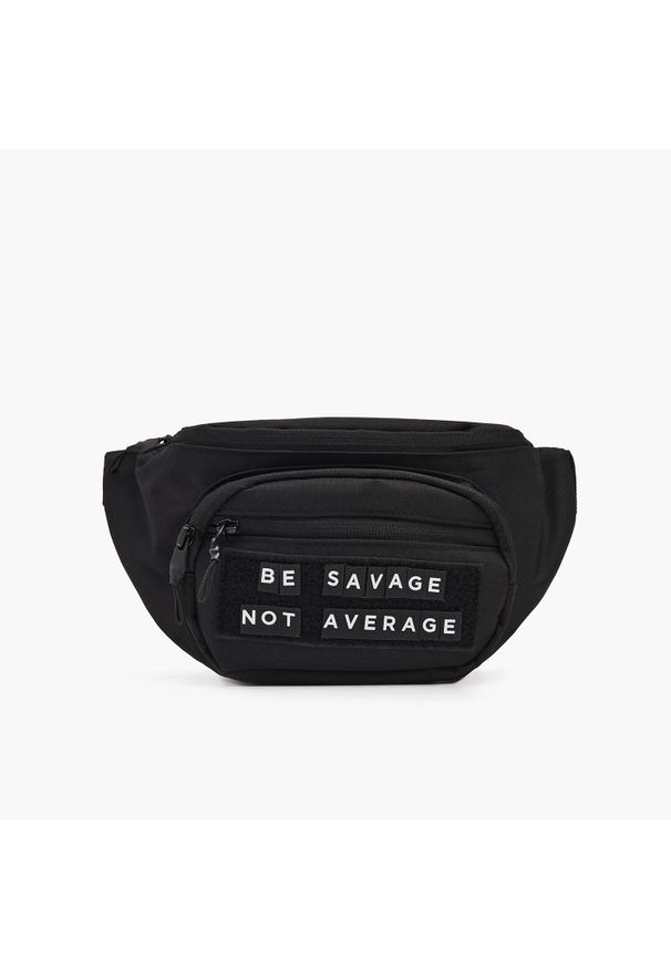 Cropp - Czarna nerka z zestawem liter - Czarny. Kolor: czarny. Materiał: tkanina. Wzór: napisy. Styl: klasyczny