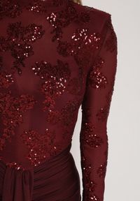 Born2be - Bordowa Cekinowa Sukienka Wieczorowa z Półgolfem i Trenem Eylnore. Okazja: na imprezę. Kolor: czerwony. Wzór: aplikacja. Styl: wizytowy #3