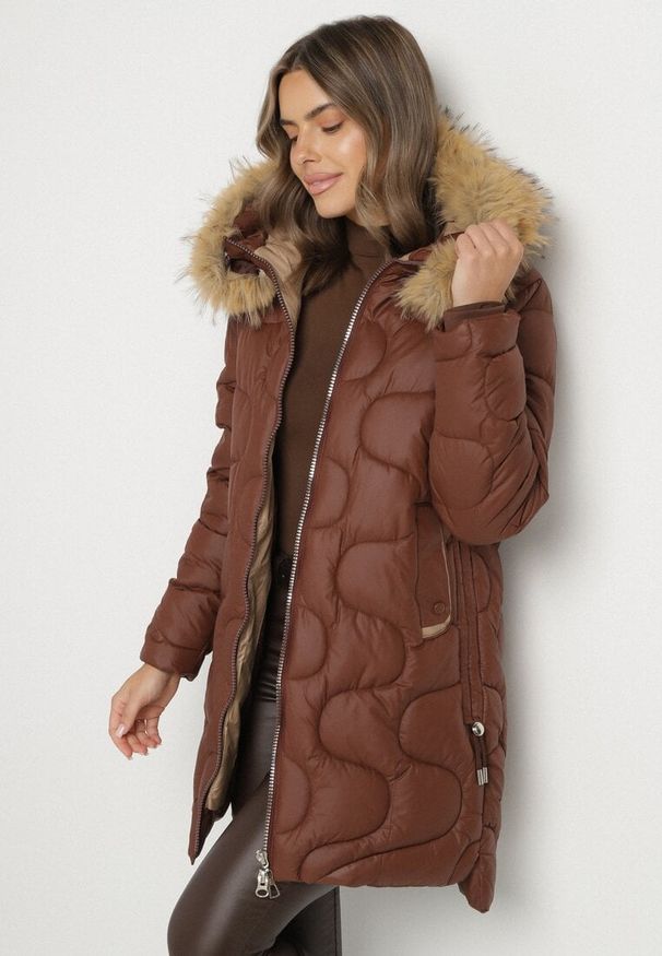 Born2be - Brązowa Kurtka z Kapturem z Futerkiem Zdobiona Oryginalnym Pikowaniem Oleda. Okazja: na co dzień. Typ kołnierza: kaptur. Kolor: brązowy. Materiał: futro. Wzór: aplikacja. Styl: casual, klasyczny