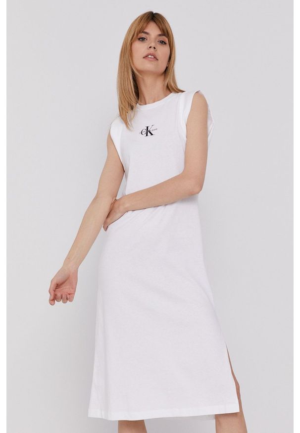 Calvin Klein Jeans Sukienka kolor biały midi prosta. Okazja: na co dzień. Kolor: biały. Materiał: bawełna. Wzór: nadruk. Typ sukienki: proste. Styl: casual. Długość: midi