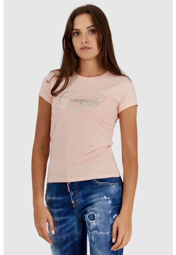 Guess - GUESS Brzoskwiniowy t-shirt damski z brokatowym logo. Kolor: pomarańczowy. Materiał: bawełna