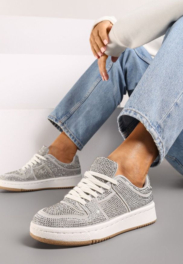 Born2be - Szare Płaskie Sneakersy Ozdobione Cyrkoniami Vlionara. Okazja: na co dzień. Nosek buta: okrągły. Zapięcie: sznurówki. Kolor: szary. Materiał: jeans. Wzór: aplikacja
