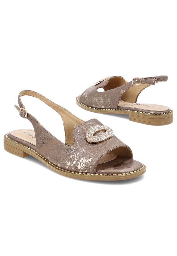 Sandały damskie S.Barski, cholewka ze skóry ekologicznej na płaskiej podeszwie z elegancką broszką, szare, KV61-6040. Kolor: szary. Materiał: skóra ekologiczna. Obcas: na płaskiej podeszwie. Styl: elegancki