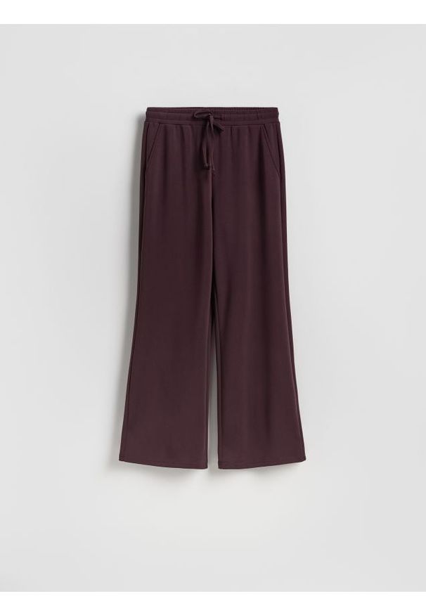 Reserved - Spodnie z szeroką nogawką - ciemnofioletowy. Kolor: fioletowy. Materiał: dzianina