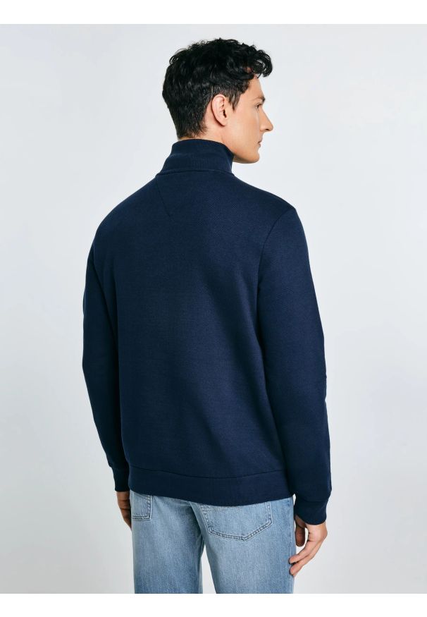 Big-Star - Bluza męska ze stójką granatowa Salih 403. Okazja: na co dzień. Typ kołnierza: kołnierzyk stójkowy. Kolor: niebieski. Materiał: dresówka, dzianina, wiskoza, jeans, bawełna. Styl: casual, klasyczny, elegancki