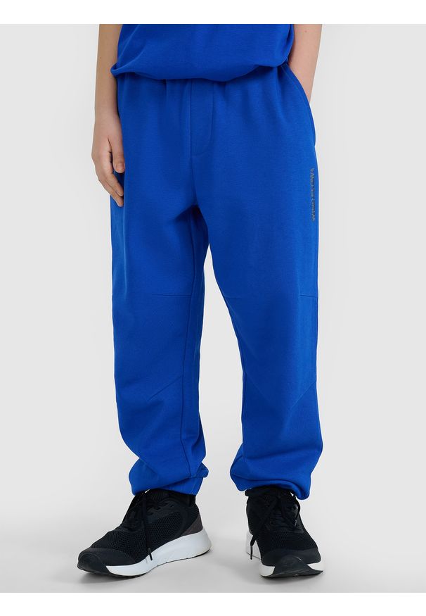 4f - 4F Spodnie dresowe joggery chłopięce - niebieskie 146 (10-11 lat). Okazja: na co dzień. Kolor: niebieski. Materiał: dresówka. Wzór: ze splotem, gładki. Sezon: lato. Styl: casual, sportowy