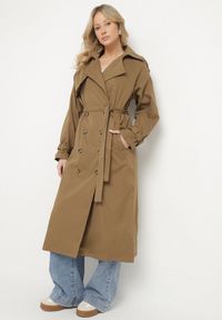 Born2be - Brązowy Długi Płaszcz Trencz Dwurzędowy z Paskiem w Talii Cadenite. Typ kołnierza: kolnierz wykładany. Kolor: brązowy. Długość: długie #6