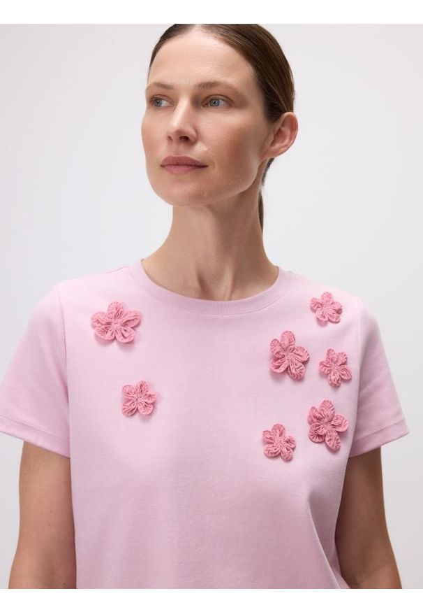 Reserved - Bluzka z aplikacją 3D - pastelowy róż. Kolor: różowy. Materiał: bawełna, dzianina. Wzór: aplikacja. Styl: klasyczny