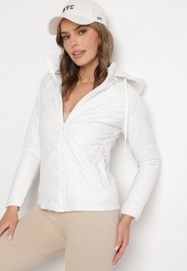 Born2be - Biała Kurtka z Odpinanym Kapturem Pikowana Ariobia. Kolor: biały