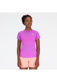 Koszulka damska New Balance WT21262OOR – fioletowe. Kolor: fioletowy. Materiał: poliester, materiał. Sezon: lato. Sport: fitness, bieganie