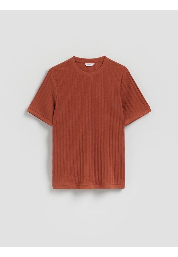 Reserved - Strukturalny t-shirt regular fit - bordowy. Kolor: czerwony. Materiał: dzianina
