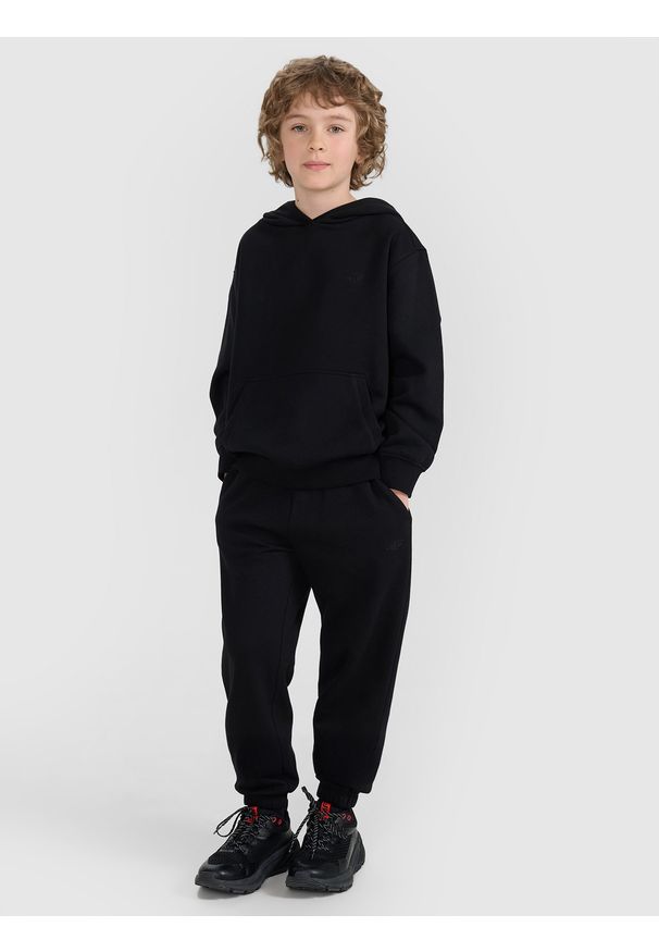 4f - 4F Spodnie dresowe joggery chłopięce - czarne 134 (8-9 lat). Okazja: na co dzień. Kolor: czarny. Materiał: dresówka. Wzór: gładki, ze splotem. Sezon: lato. Styl: casual, sportowy
