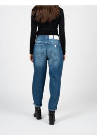 Guess Jeansy Mom Fit | W2RA21D3Y0V | Kobieta | Niebieski. Okazja: na co dzień. Stan: podwyższony. Kolor: niebieski. Długość: do kostek. Wzór: aplikacja. Styl: casual, vintage, retro, elegancki #4
