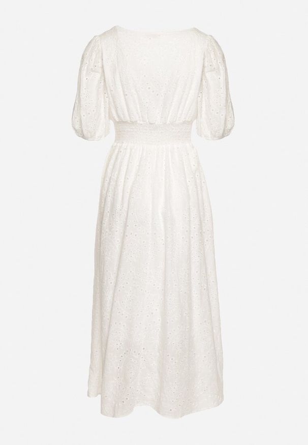 Born2be - Biała Bawełniana Sukienka z Haftowanej Tkaniny z Gumkami w Pasie Folvira. Okazja: na co dzień. Kolor: biały. Materiał: tkanina, bawełna. Długość rękawa: krótki rękaw. Wzór: haft. Typ sukienki: proste. Styl: casual, klasyczny. Długość: midi