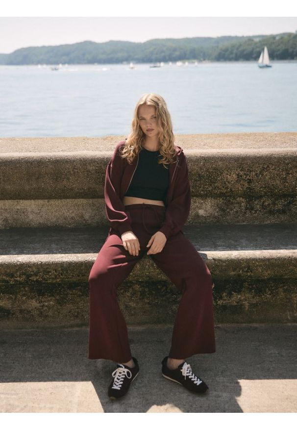 Reserved - Spodnie z szeroką nogawką - bordowy. Kolor: czerwony. Materiał: dzianina