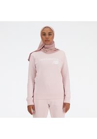 Bluza damska New Balance WT03811SOI – różowa. Typ kołnierza: bez kaptura. Kolor: różowy. Materiał: poliester, prążkowany, dresówka, bawełna. Wzór: napisy