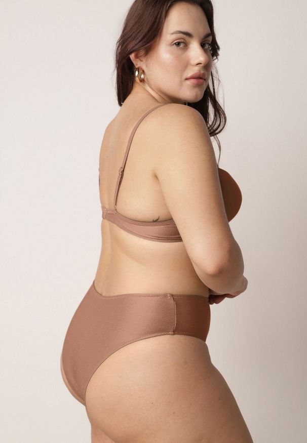Born2be - Brązowe Bikini Majtki Figi i Biustonosz z Paskami i Perłową Aplikacją Cahresha. Kolor: brązowy. Wzór: aplikacja