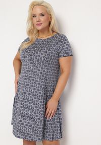 Born2be - Granatowa Wiskozowa Sukienka w Mozaikowy Wzór o Rozkloszowanym Kroju Faellina. Kolor: niebieski. Materiał: wiskoza. Sezon: lato #1
