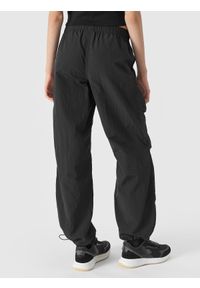 4F JUNIOR - Spodnie parachute joggery dziewczęce - czarne. Okazja: na co dzień. Kolor: czarny. Materiał: syntetyk, materiał, tkanina. Styl: casual, sportowy