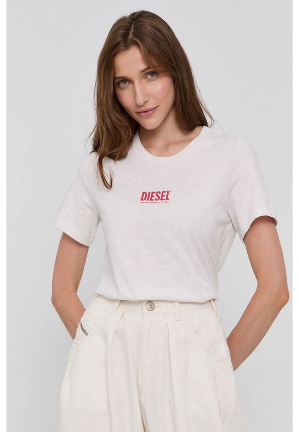 Diesel T-shirt bawełniany kolor kremowy. Okazja: na co dzień. Kolor: beżowy. Materiał: bawełna. Wzór: nadruk. Styl: casual
