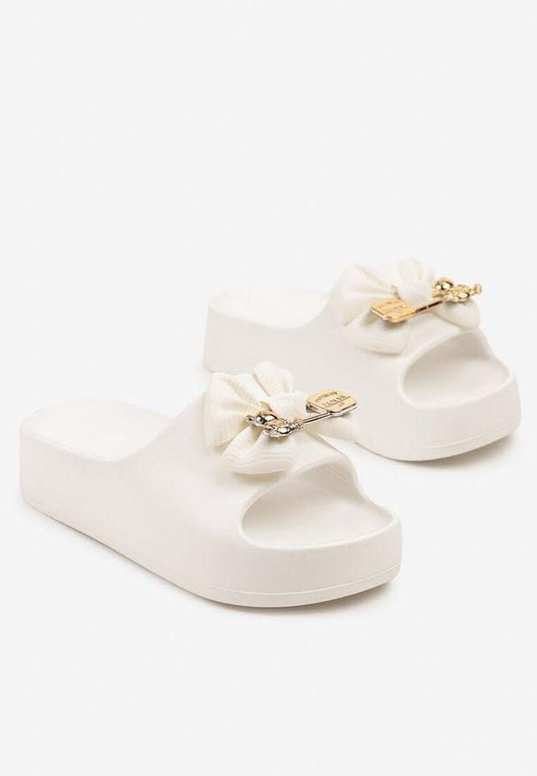 Born2be - Białe Piankowe Klapki na Grubej Podeszwie z Aplikacją w Kształcie Kokardy Sofelia. Okazja: na co dzień. Kolor: biały. Materiał: jeans. Wzór: aplikacja. Styl: elegancki, casual