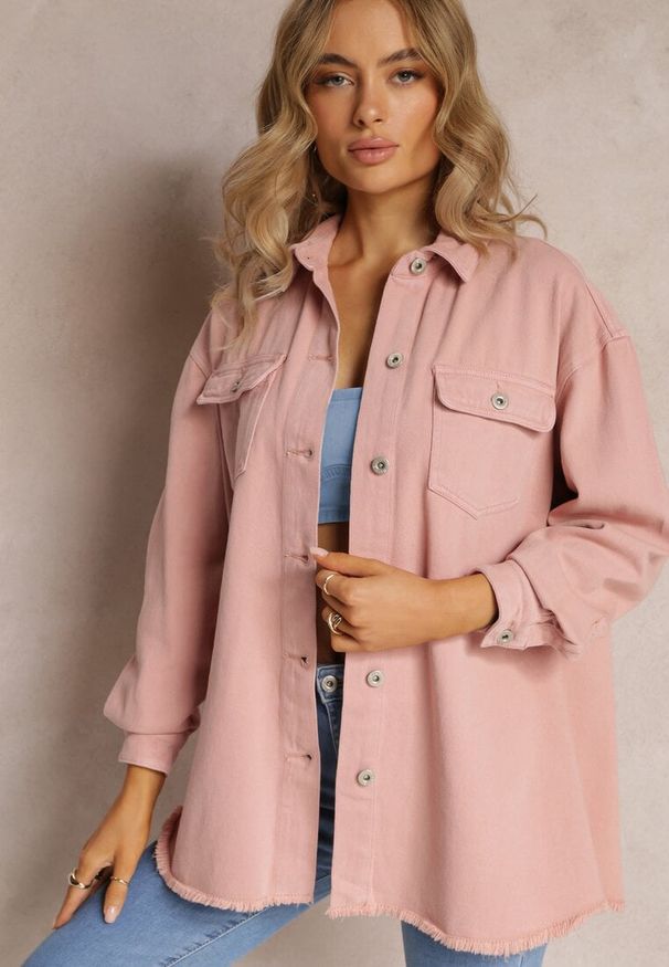 Renee - Różowa Bawełniana Jeansowa Kurtka Oversize z Kieszeniami i Metalowymi Guzikami Malvo. Typ kołnierza: kołnierzyk klasyczny. Kolor: różowy. Materiał: bawełna, jeans. Długość rękawa: długi rękaw. Długość: długie. Styl: klasyczny