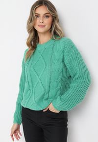 Born2be - Ciemnozielony Jednolity Sweter ze Ściągaczami i Klasycznym Splotem Loma. Kolor: zielony. Długość rękawa: długi rękaw. Długość: długie. Wzór: ze splotem, jednolity. Styl: klasyczny