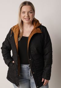 Born2be - Brązowo-Czarna Przejściowa Kurtka Dwustronna Parka z Pikowaniem i Kapturem Tidare. Okazja: na spacer, na co dzień. Kolekcja: plus size. Kolor: brązowy. Materiał: poliester, jeans. Styl: casual, sportowy #3