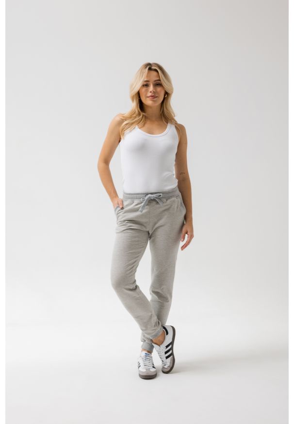 SPODNIE JOGGERS BASIC SZARE XL - Flawless. Kolor: szary. Materiał: skóra, materiał, bawełna, dresówka. Długość: długie. Wzór: aplikacja. Styl: sportowy, klasyczny, elegancki