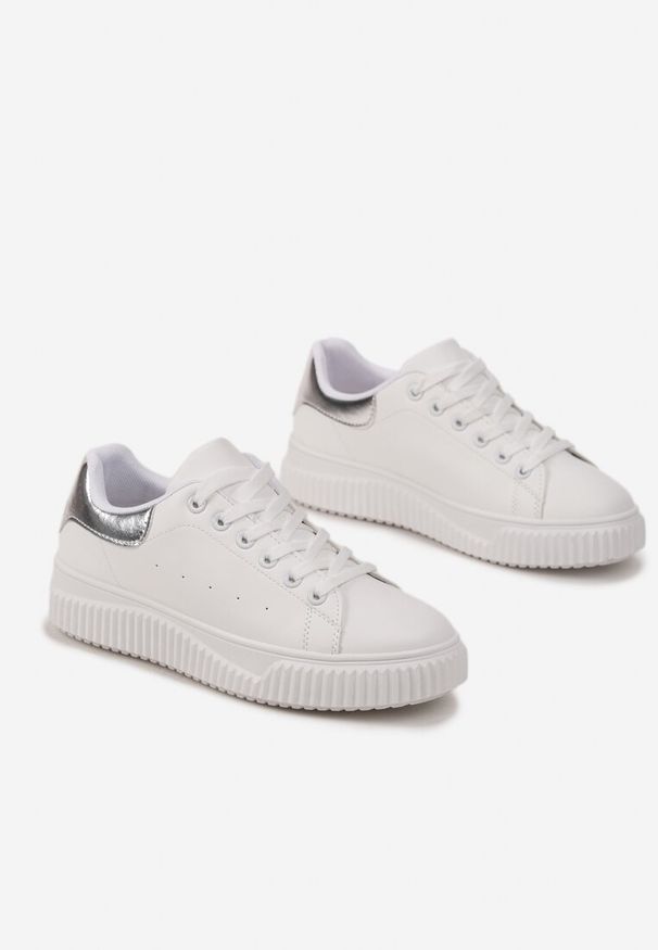 Born2be - Biało-Srebrne Sneakersy ze Żłobieniami na Płaskiej Podeszwie z Metaliczną Wstawką Granuse. Kolor: biały, srebrny. Materiał: jeans. Obcas: na płaskiej podeszwie