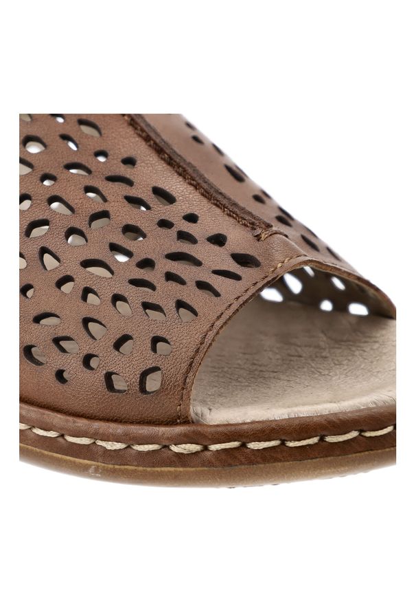Brązowe Sandały Rieker Wygodne Obuwie Damskie. Okazja: na spacer, na co dzień. Zapięcie: pasek. Kolor: brązowy. Materiał: skóra. Wzór: ażurowy, aplikacja. Sezon: lato. Styl: casual, wakacyjny