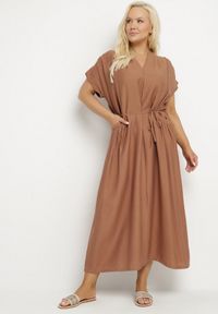 Born2be - Brązowa Wiskozowa Sukienka Pudełkowa z Cienkim Paskiem i Kieszeniami Lumivorae. Okazja: na co dzień. Kolekcja: plus size. Kolor: brązowy. Materiał: wiskoza. Typ sukienki: proste, dla puszystych. Styl: elegancki, casual