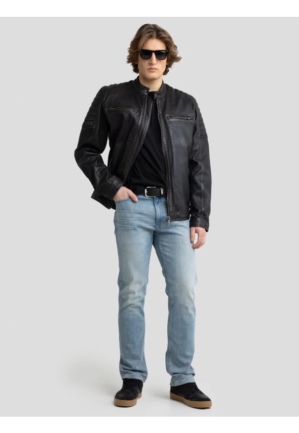 Big-Star - Koszulka męska z naszywką na piersi czarna Arriser 906. Kolor: czarny. Materiał: dzianina, skóra, jeans, materiał, guma. Wzór: aplikacja. Styl: klasyczny, elegancki