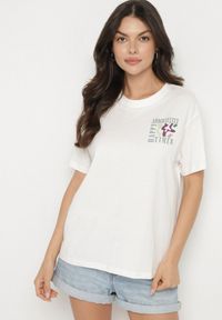 Born2be - Biały Bawełniany T-shirt Oversize Fillaria. Okazja: na co dzień. Kolor: biały. Materiał: bawełna. Wzór: aplikacja. Styl: klasyczny, casual #7