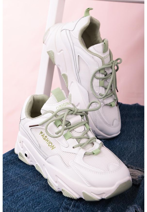 Casu - Białe buty sportowe sneakersy sznurowane casu 204/33g. Kolor: biały