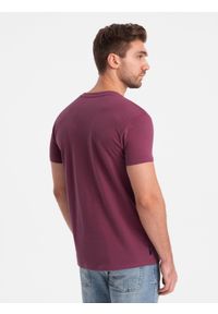 Ombre Clothing - Męski casualowy t-shirt z naszytą kieszonką - ciemnoróżowy V5 OM-TSCT-0109 - XXL. Okazja: na co dzień. Kolor: różowy. Materiał: skóra, jersey, dzianina, bawełna, materiał. Długość rękawa: krótki rękaw. Długość: krótkie. Wzór: aplikacja. Styl: casual #6