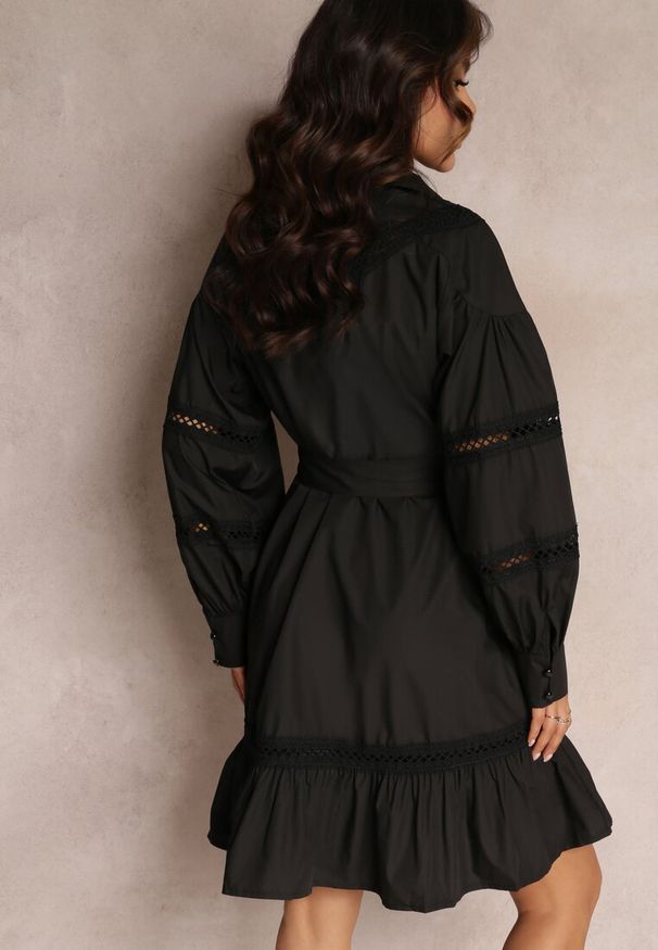 Renee - Czarna Koszulowa Sukienka z Perłowymi Guzikami i Koronkowymi Wstawkami Shyanne. Kolor: czarny. Materiał: koronka. Typ sukienki: koszulowe. Styl: vintage. Długość: midi