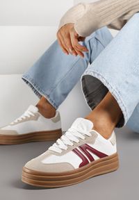 Renee - Białe Sneakersy Tenisówki na Platformie z Tłoczeniem i Geometrycznym Motywem Kialie. Okazja: na co dzień. Kolor: biały. Wzór: geometria. Obcas: na platformie