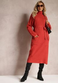 Renee - Czerwona Sweterkowa Sukienka z Materiałowym Paskiem i Wywijanym Golfem Raileanu. Typ kołnierza: golf. Kolor: czerwony. Materiał: materiał. Sezon: zima #1
