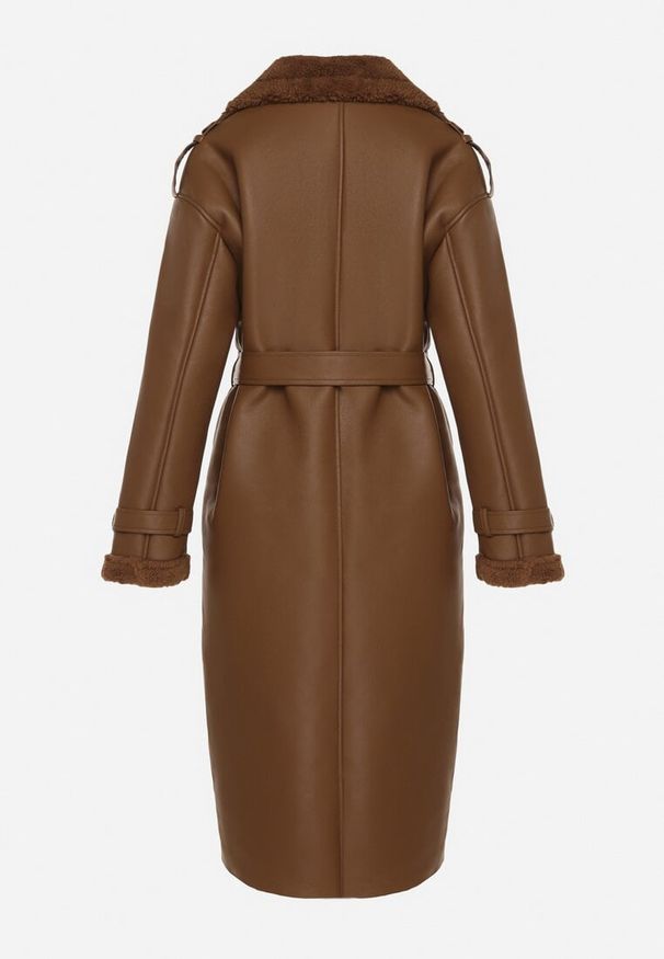 Born2be - Brązowy Dwurzędowy Płaszcz z Imitacji Skóry z Wiązanym Paskiem i Futrem Guritte. Okazja: na co dzień. Typ kołnierza: golf. Kolor: brązowy. Materiał: skóra, futro. Długość rękawa: długi rękaw. Długość: długie. Styl: klasyczny, casual, elegancki