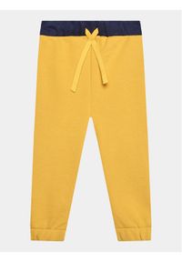 United Colors of Benetton - United Colors Of Benetton Spodnie dresowe 3PANGF02R Żółty Regular Fit. Kolor: żółty. Materiał: syntetyk, bawełna