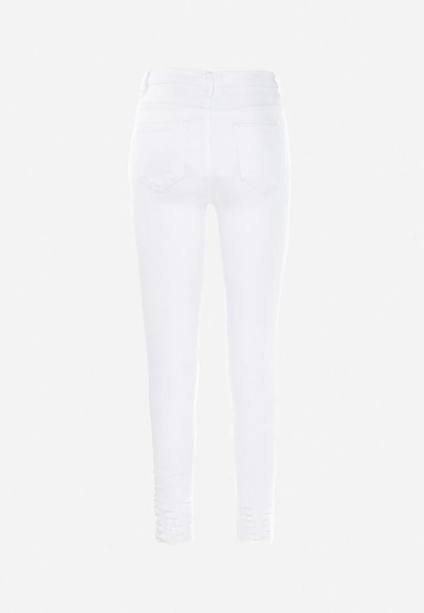 Born2be - Białe Jeansy Skinny z Postrzępioną Nogawką Chiteli. Kolor: biały