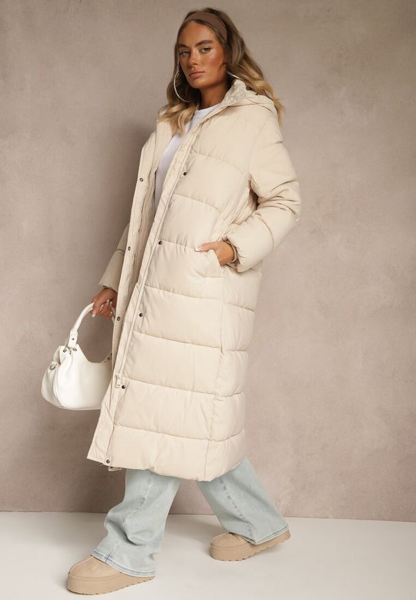 Renee - Jasnobeżowa Kurtka o Długim Kroju z Kapturem Ozdobiona Pikowaniem Aforriva. Okazja: na co dzień. Typ kołnierza: kaptur. Kolor: beżowy. Materiał: jeans. Długość: długie. Wzór: aplikacja. Styl: casual, klasyczny