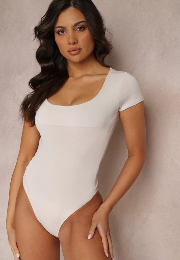 Renee - Jasnobeżowe Gładkie Body z Krótkimi Rękawami Divinua. Kolor: beżowy. Długość rękawa: krótki rękaw. Długość: krótkie. Wzór: gładki. Sezon: lato, wiosna