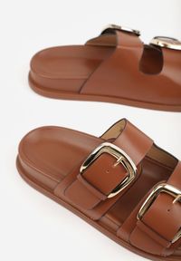 Renee - Brązowe Klapki z Metalicznymi Klamrami Aetheta. Okazja: na spacer. Kolor: brązowy #3