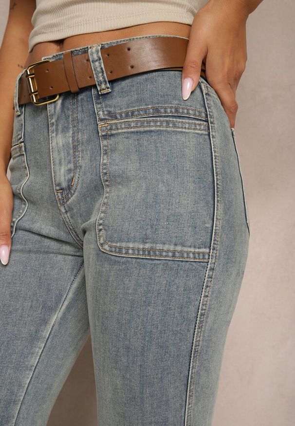 Renee - Jasnoniebieskie Jeansy z Bawełny Dzwony High Waist z Paskiem i Ozdobnymi Kieszeniami Mevalia. Okazja: na co dzień. Stan: podwyższony. Kolor: niebieski. Długość: długie. Styl: casual, elegancki, retro
