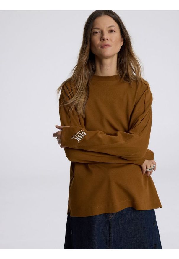Reserved - Longsleeve z manifestem MMC x brązowy. Kolor: brązowy. Materiał: bawełna, dzianina. Długość rękawa: długi rękaw