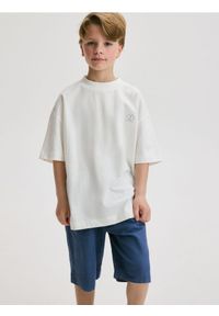 Reserved - T-shirt oversize z haftem - złamana biel. Materiał: dzianina. Wzór: haft