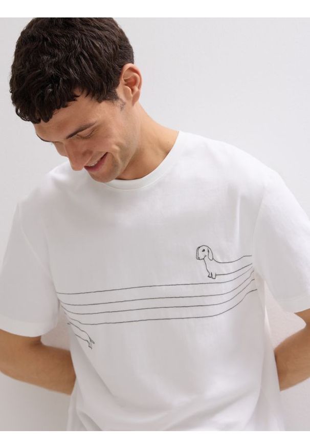 Reserved - T-shirt regular z haftem - biały. Kolor: biały. Materiał: dzianina, bawełna. Wzór: haft