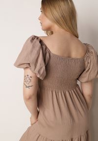 Born2be - Beżowa Wiskozowa Sukienka z Bufiastymi Rękawami i Marszczoną Górą Liones. Okazja: na co dzień. Kolor: beżowy. Materiał: wiskoza. Długość rękawa: krótki rękaw. Sezon: lato. Typ sukienki: proste. Styl: wakacyjny, casual #6